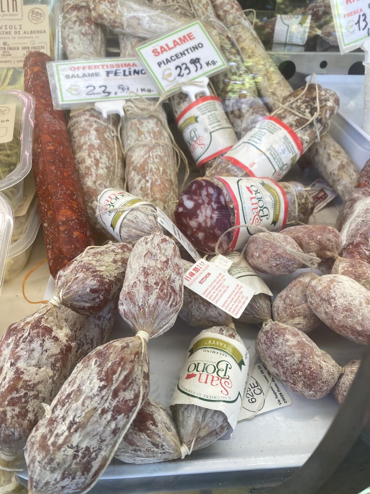Auslage mit verschiedenen Salami-Sorten in einem italienischen Feinkostgeschäft